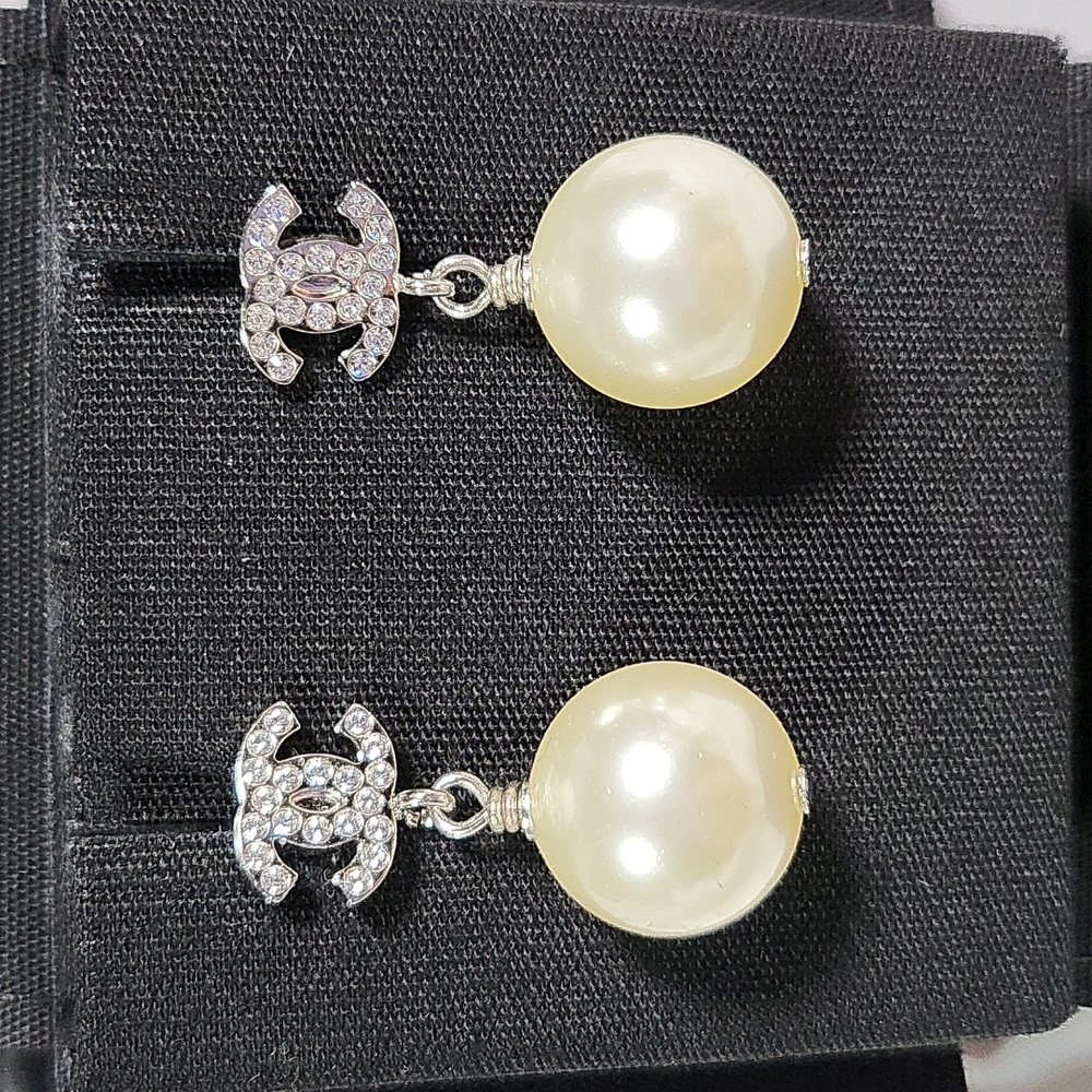 Brand new authentic Chanel crystal cc with pearl earrings - Picture 6 of 17